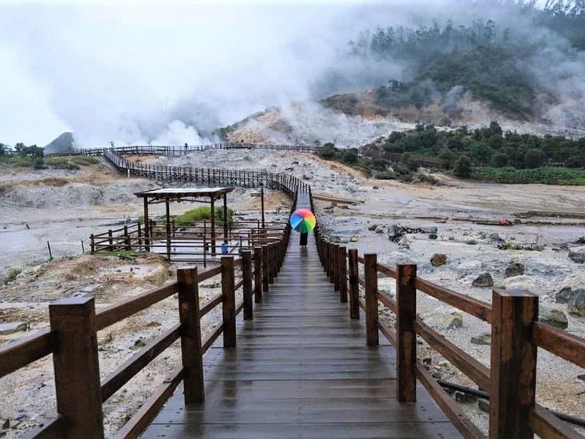 Berwisata di Kawah Sikidang Dieng