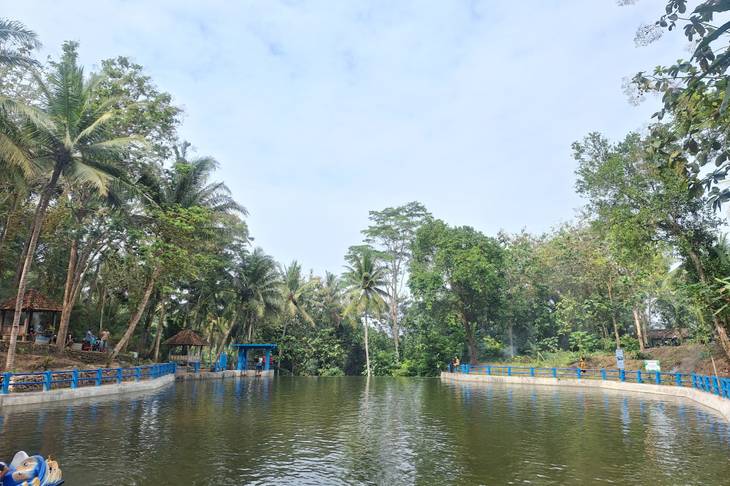 Lintas Lendah #2: Kolaborasi Warga dan Mahasiswa KKN-PPM UGM Hidupkan Potensi Kedung Ingas dengan Penerangan Tenaga Surya