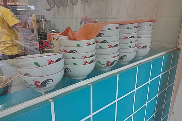 Mangkuk Ayam Jago: Dari Meja Kaisar Hingga Warung Mie Ayam dan Bakso