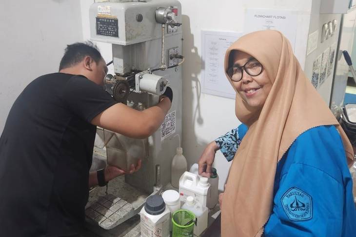 Menutup Pengabdian dengan Gelar Doktor: Kisah Wiwik Dahani yang Wisuda di Usia 63 Tahun