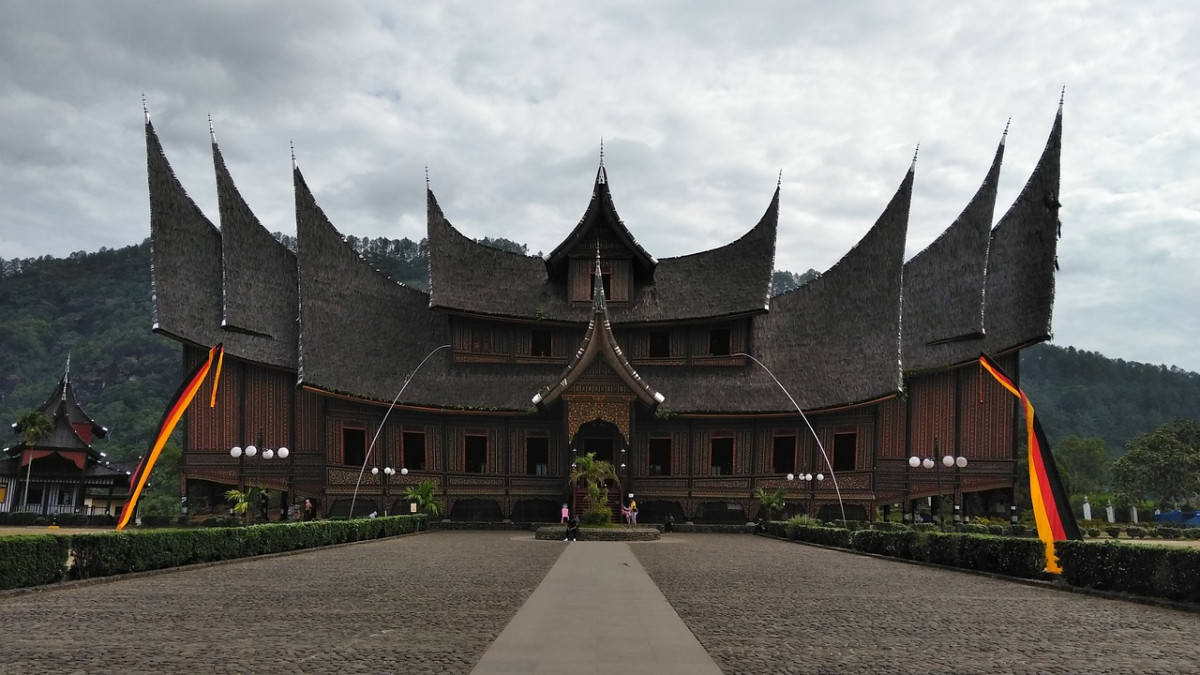 Eksplorasi Seni Ornamen Rumah Gadang Simbolisme dan Warisan Budaya