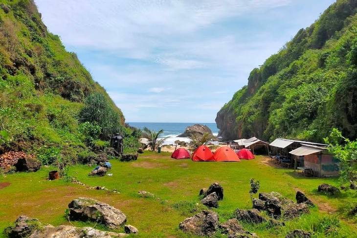 Pantai Wohkudu, Teluk Kecil yang Menyimpan Ketenangan di Gunungkidul