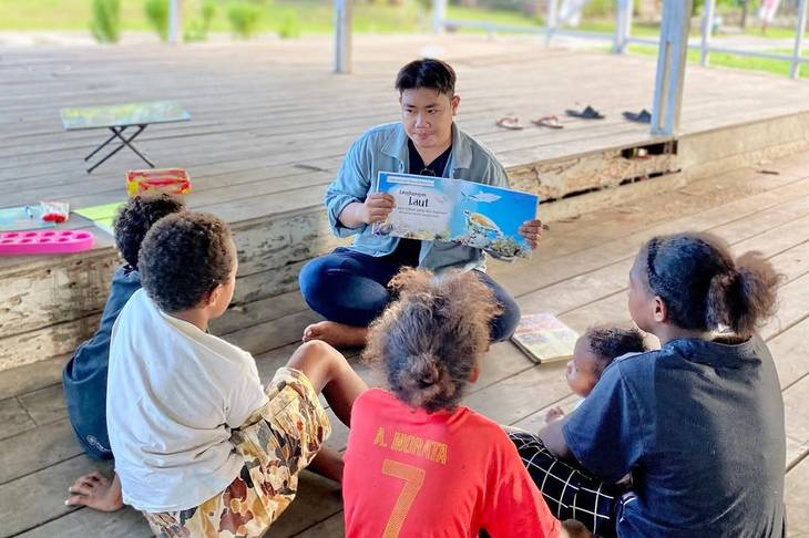 Papua Future Project: Gerakan Bhrisco Jordy Menyalakan Lilin Literasi Papua