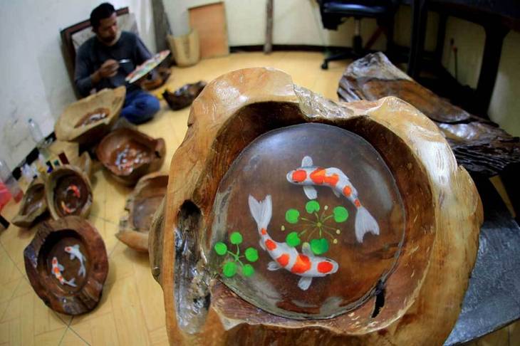 Pemuda Solo Ini Sulap Limbah Furniture Jadi Lukisan Mewah