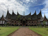 Gambar Sampul Mengenal Rumah Gadang, Rumah Adat Sumatera Barat