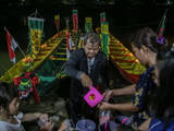 Gambar Sampul Ritual Memandikan Perahu Papak dalam Perayaan Peh Cun jadi Momen Berebut Air Berkah