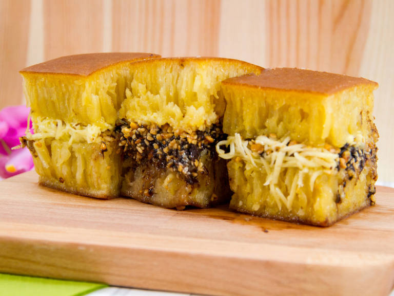Martabak Manis, Terang Bulan, atau Kue Bandung, Mana yang Benar?