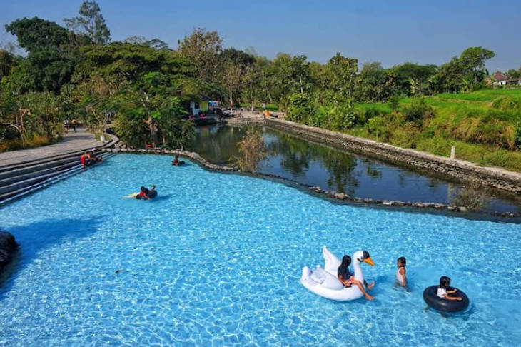 Wisata Umbul Siblarak Klaten, Segarnya Berenang di Mata Air Alami Berlatar Sawah Hijau
