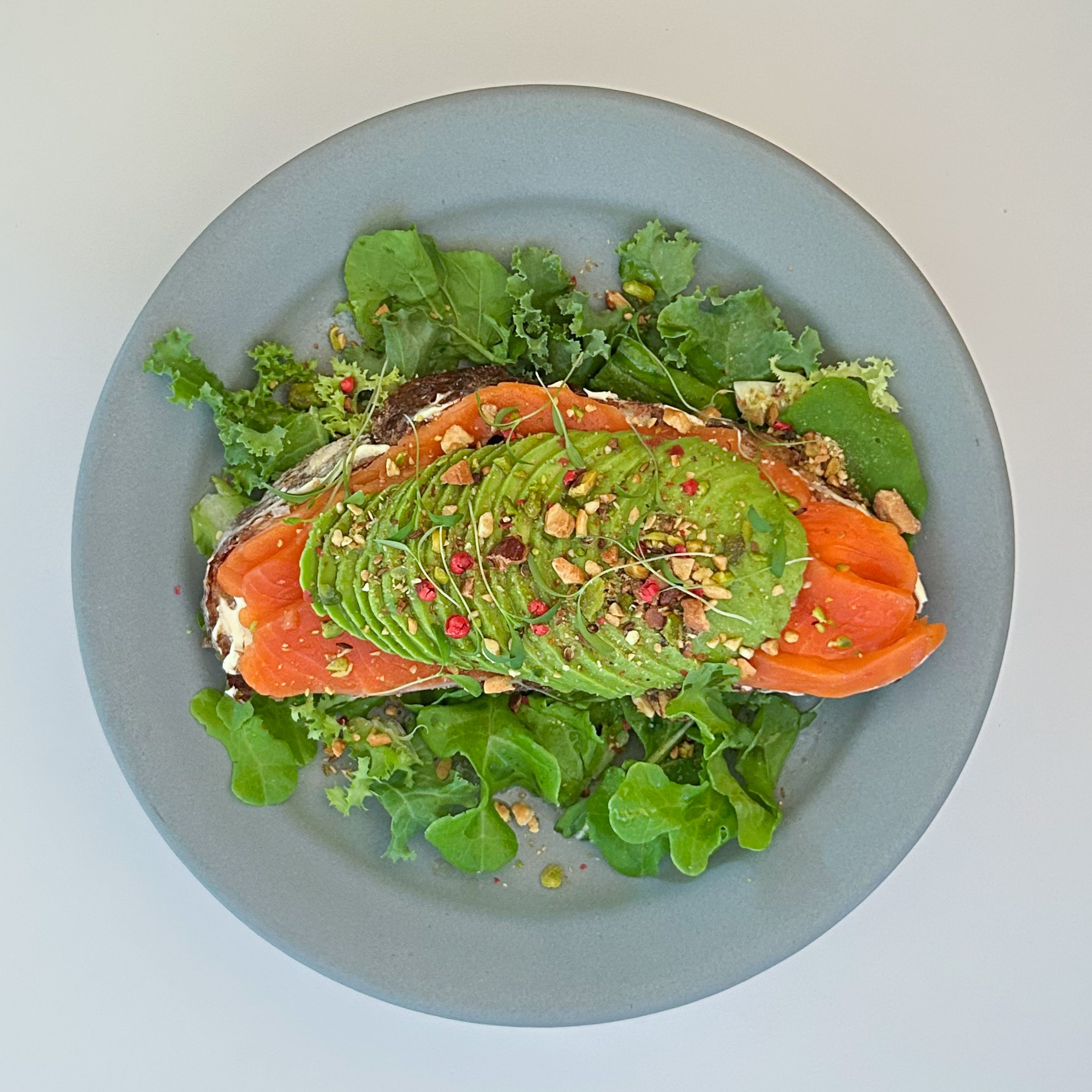 アボカド&サーモンオープンサンドイッチ