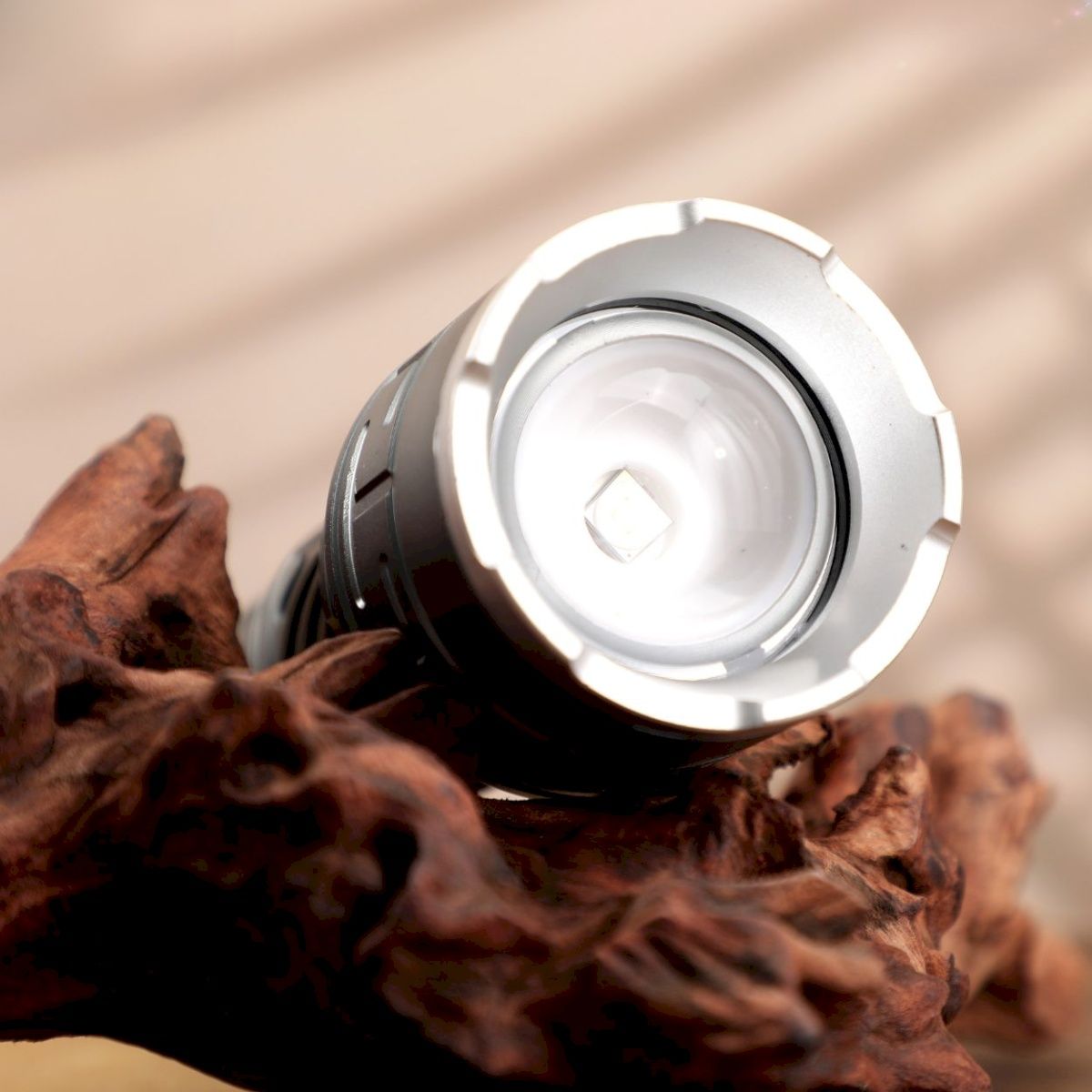 M990 (RECHARGEABLE LED METAL TORCH) Zoomable 3 Modes Flashlight