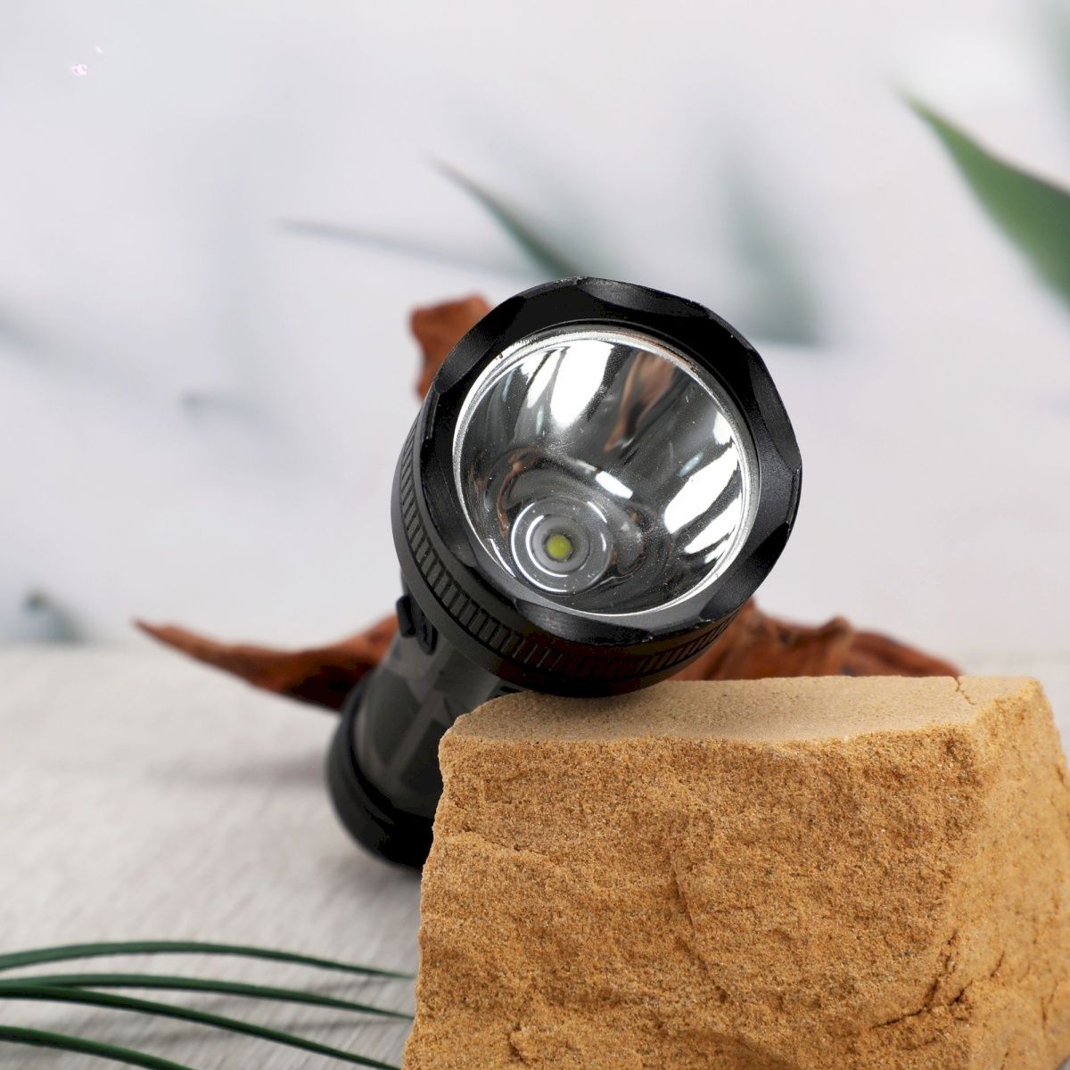 M256 (RECHARGEABLE LED METAL TORCH) Zoomable 150W Power With