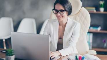 mulher de frente ao computador em retorno ao trabalho