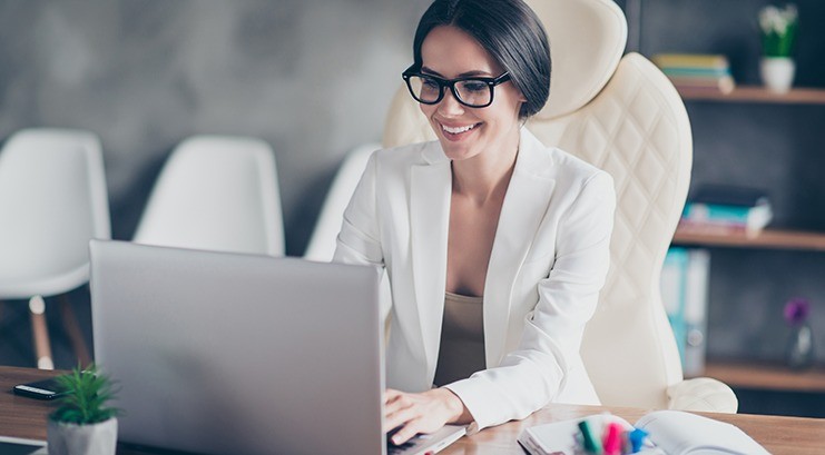 mulher de frente ao computador em retorno ao trabalho