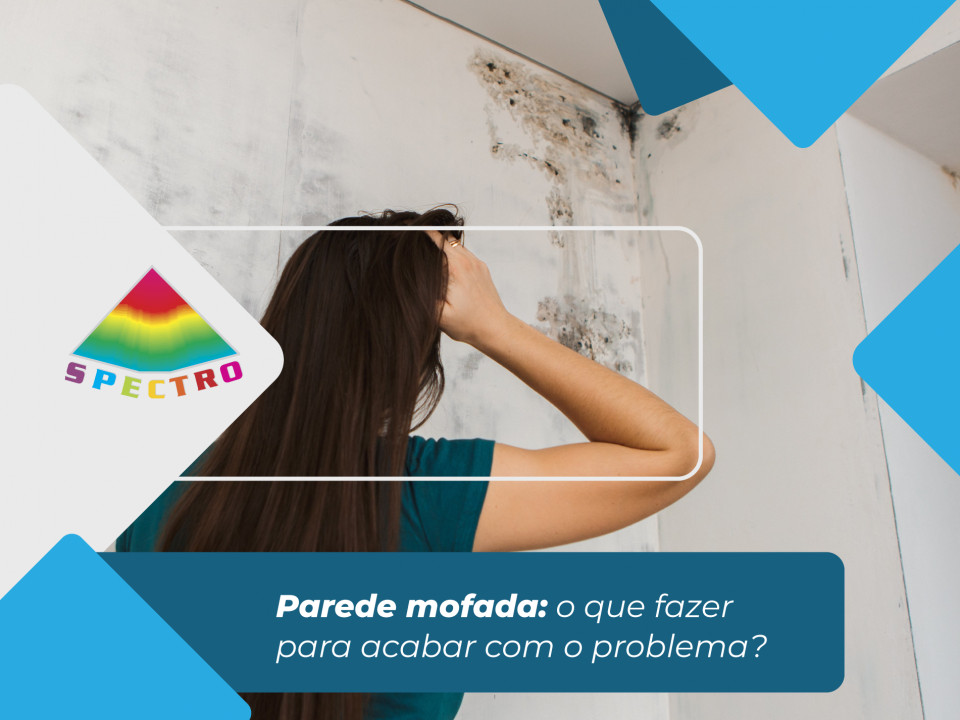 Visão traseira de mulher vendo parede mofada precisando pintura da fachada