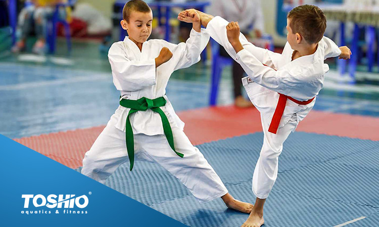 Imagem de dois meninos fazendo aulas de karatê infantil.