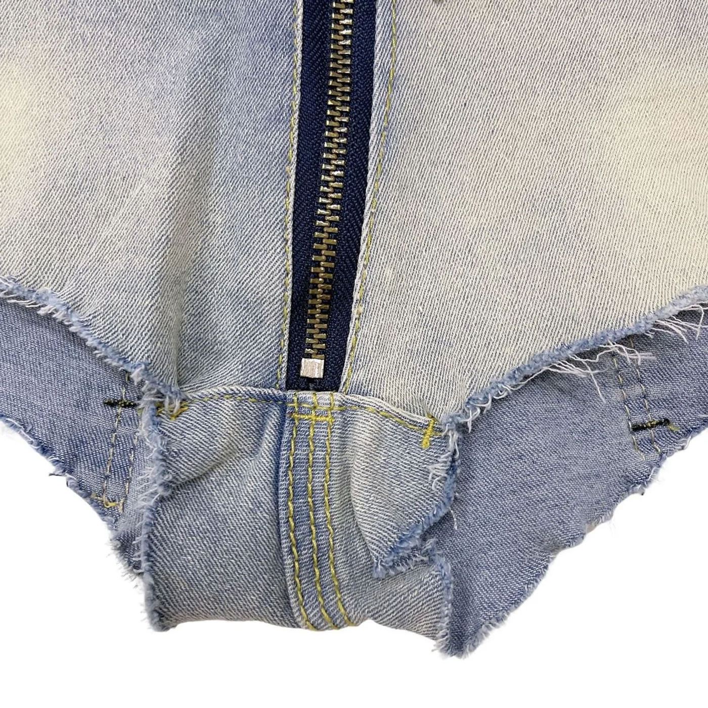 Description Picture 3 of item2023 New zipper ultra-short mini denim panties sexy low rise fitted mini hot pants high stretch large size ripped hot girl jeans