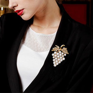 Grape Shape Faux Pearl Rhinestone Inlaid Women Brooch Pin Collar Lapel Badge