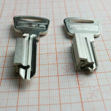 Yuema key duplicating using fixture clamp key machines chuck key cutting machines accessories for YUEMA blank key cutting