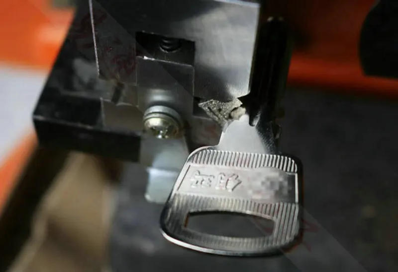Description Picture 5 of itemYuema key duplicating using fixture clamp key machines chuck key cutting machines accessories for YUEMA blank key cutting
