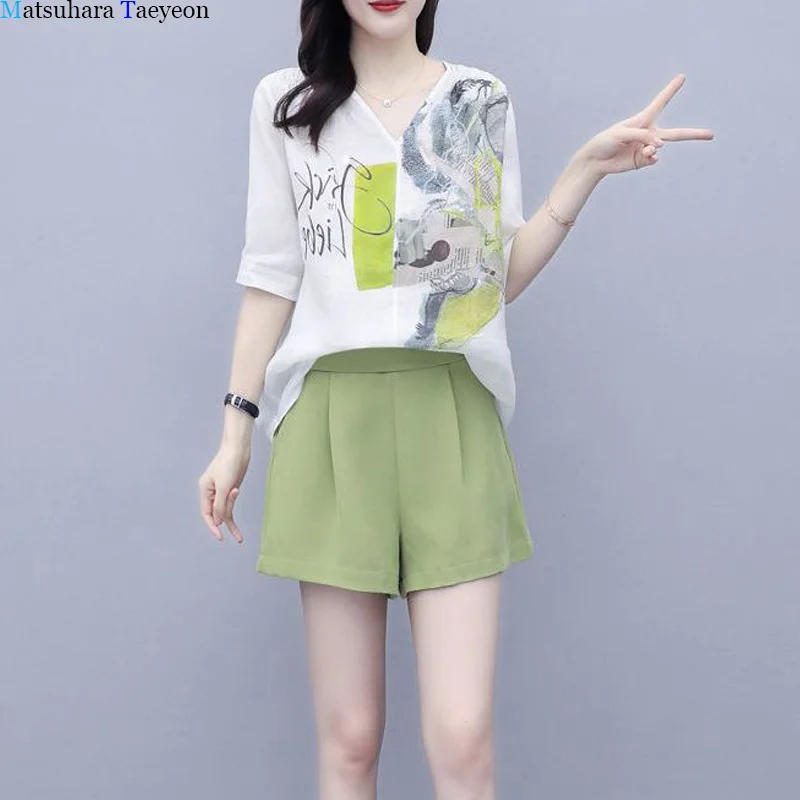 Description Picture 5 of itemWomen's Summer New Two Piece Loose Tops and Loose Shorts Casual Fashion Suit for Women V-Neck Print Retro Style Two Piece Set