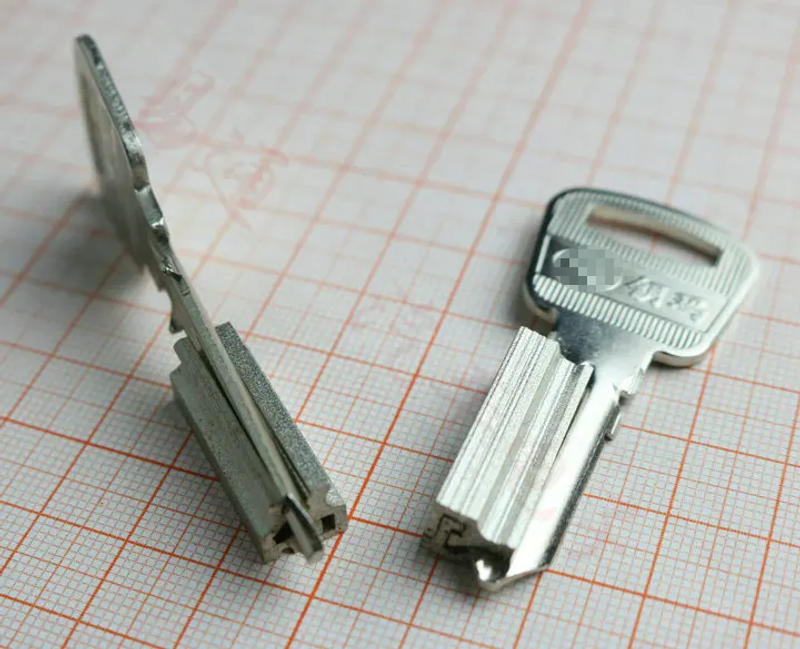 Description Picture 3 of itemYuema key duplicating using fixture clamp key machines chuck key cutting machines accessories for YUEMA blank key cutting