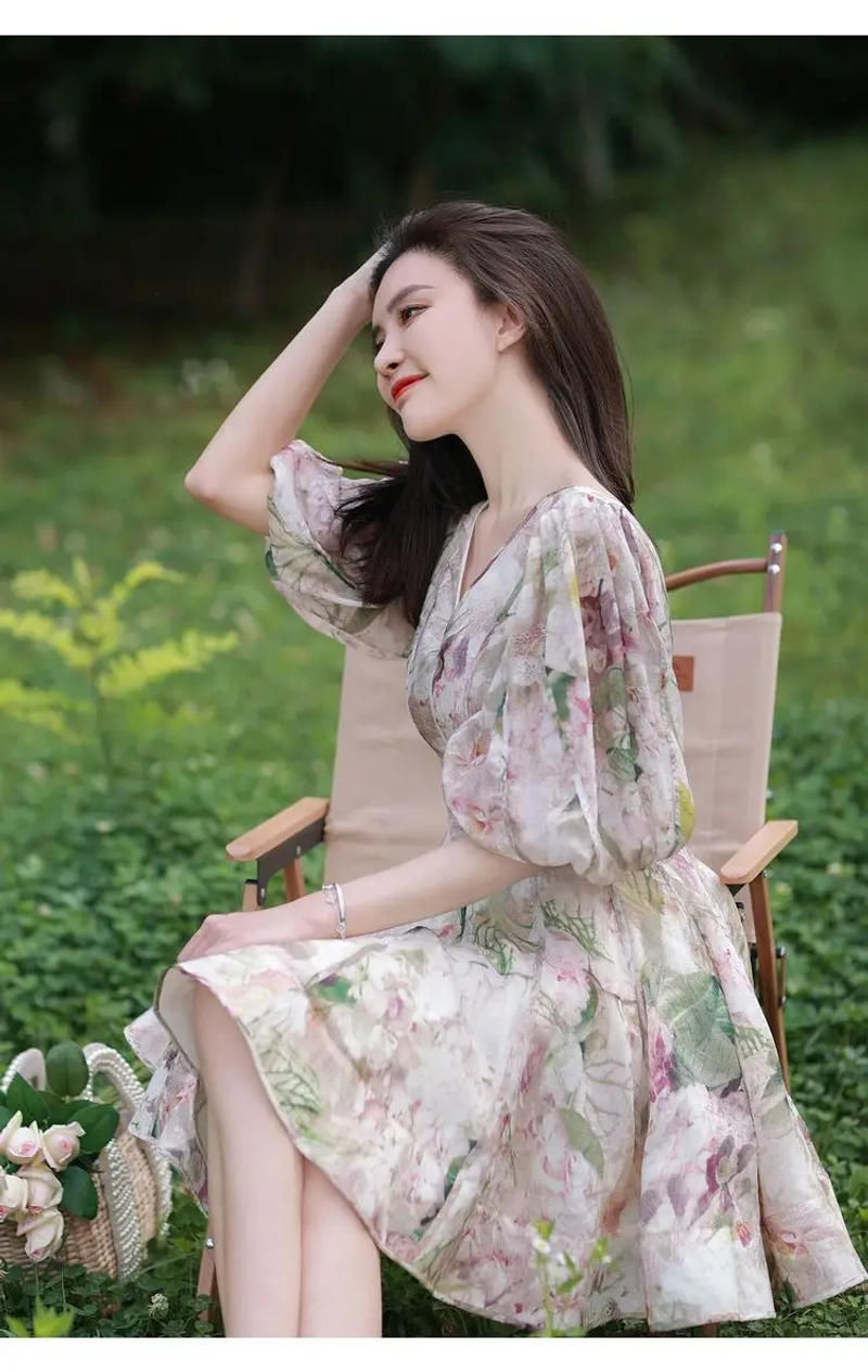 Description Picture 6 of itemBeautiful Fashion V-neck Fleece Dress Summer Female 2023 New Celebrity Bubble Sleeve Slim Waist