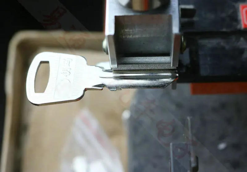 Description Picture 6 of itemYuema key duplicating using fixture clamp key machines chuck key cutting machines accessories for YUEMA blank key cutting