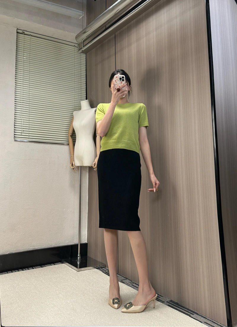 Description Picture 3 of itemCasual short sleeved wool sweater with elegant scarf