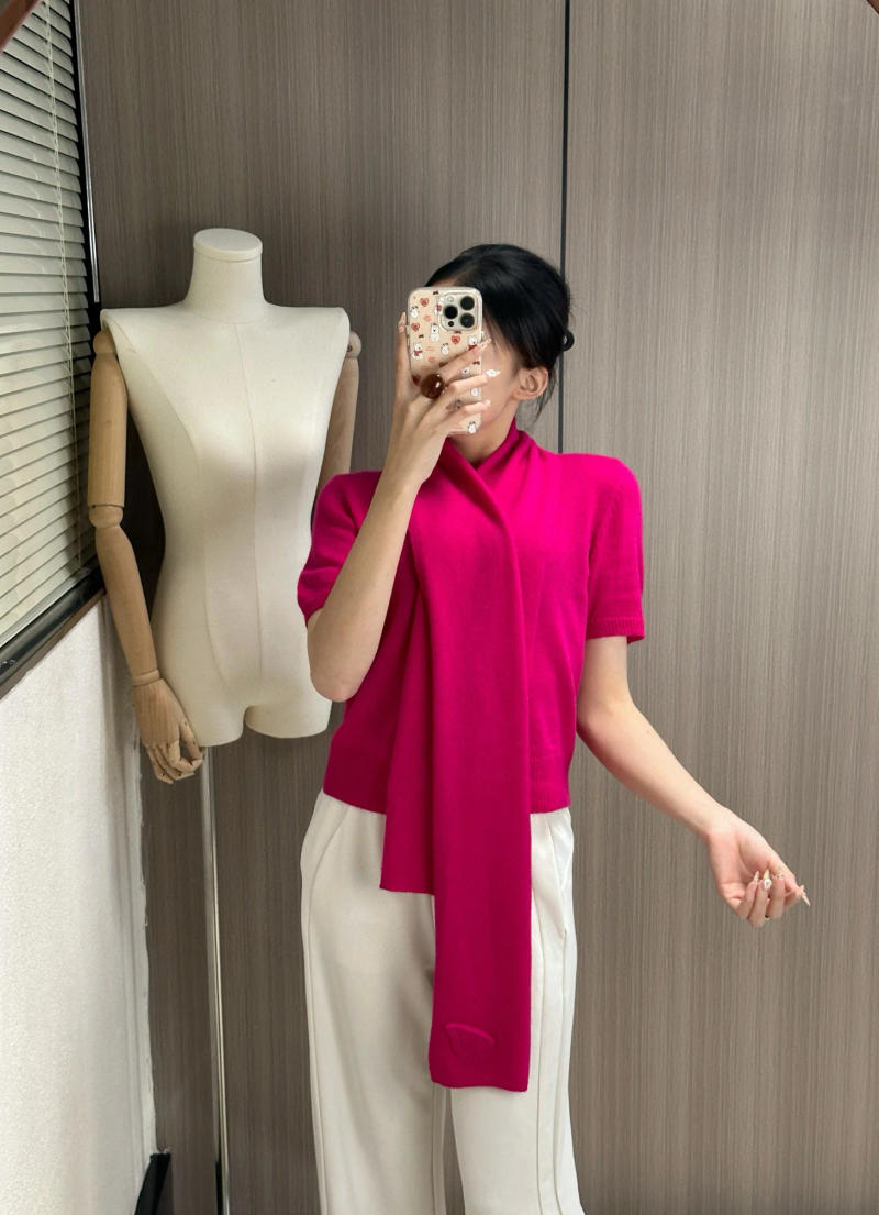 Description Picture 5 of itemCasual short sleeved wool sweater with elegant scarf