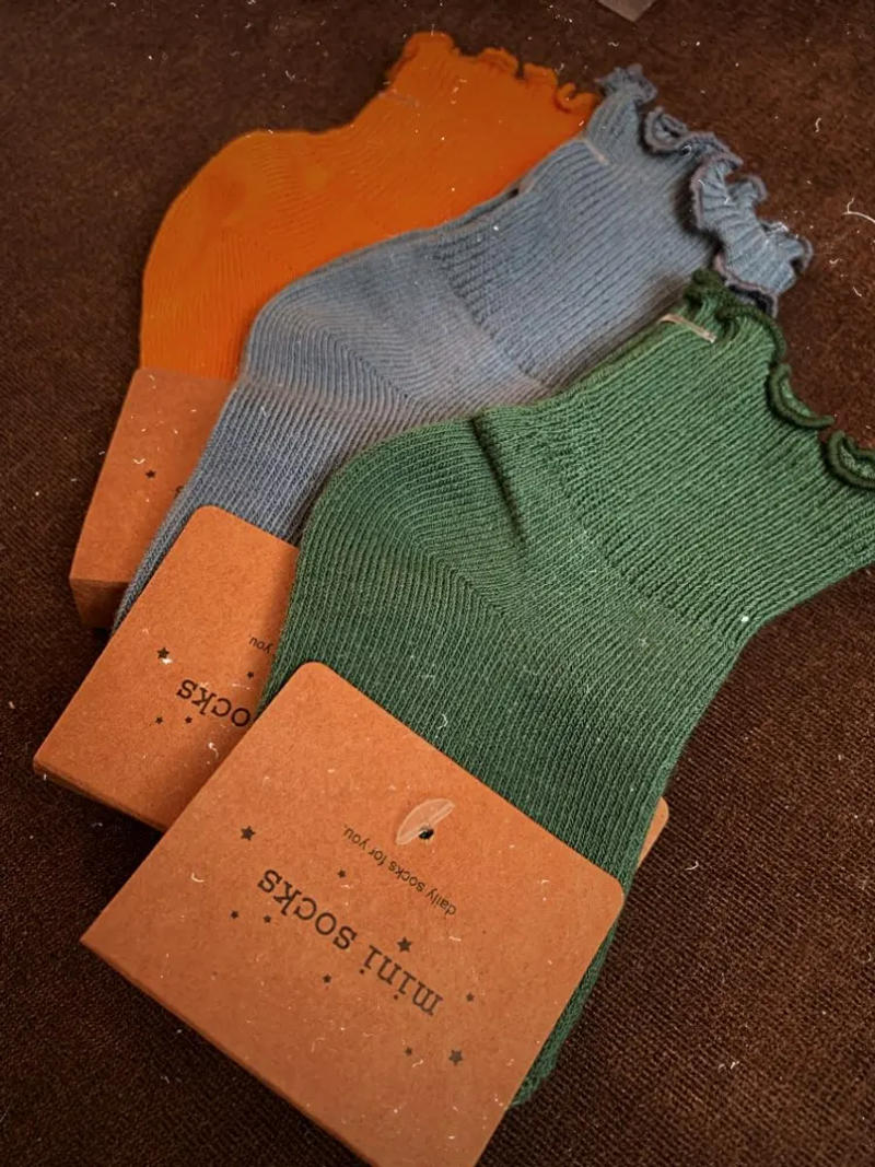 Description Picture 4 of itemHoneyCherry Adorable Solid-colored Ruffled-edge Ankle Socks for Girls Suitable for Spring and Summer Baby Girl Socks