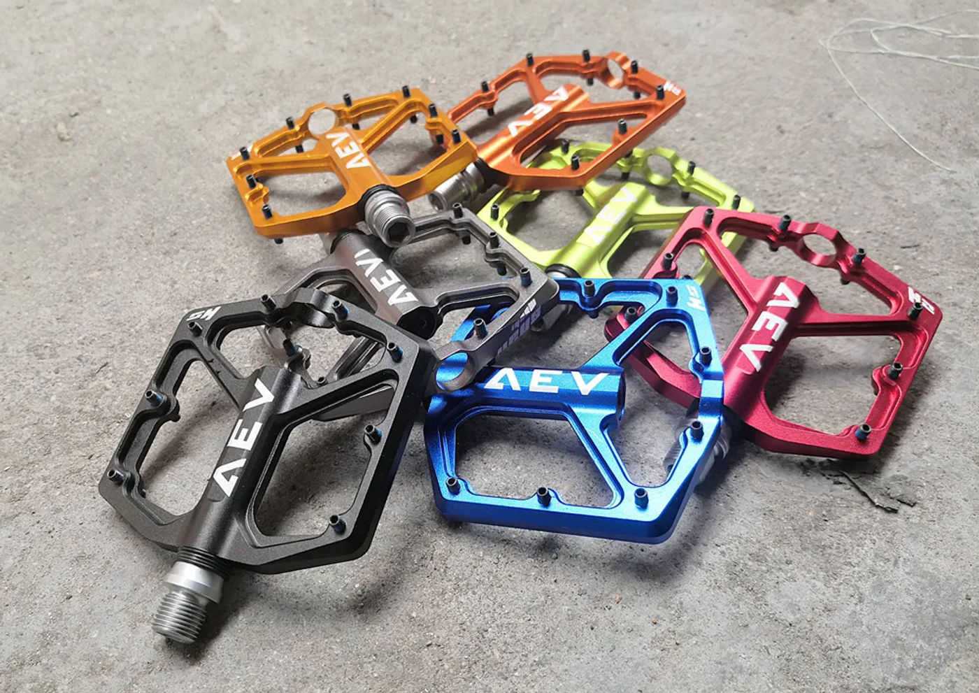 Description Picture 6 of itemNew Anti-slip Footboard  CNC Aluminum alloy 9/16" Road Fixie Bikes Pedals MTB 3 Bearings Pedal Bicycle Bike Pedal