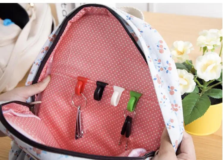 Description Picture 6 of item4Pcs Practical Anti Lost Bag Hook Key Clips Key Holder Built-In Bag Inner Folder For Easy Carrying Free Shipping Items