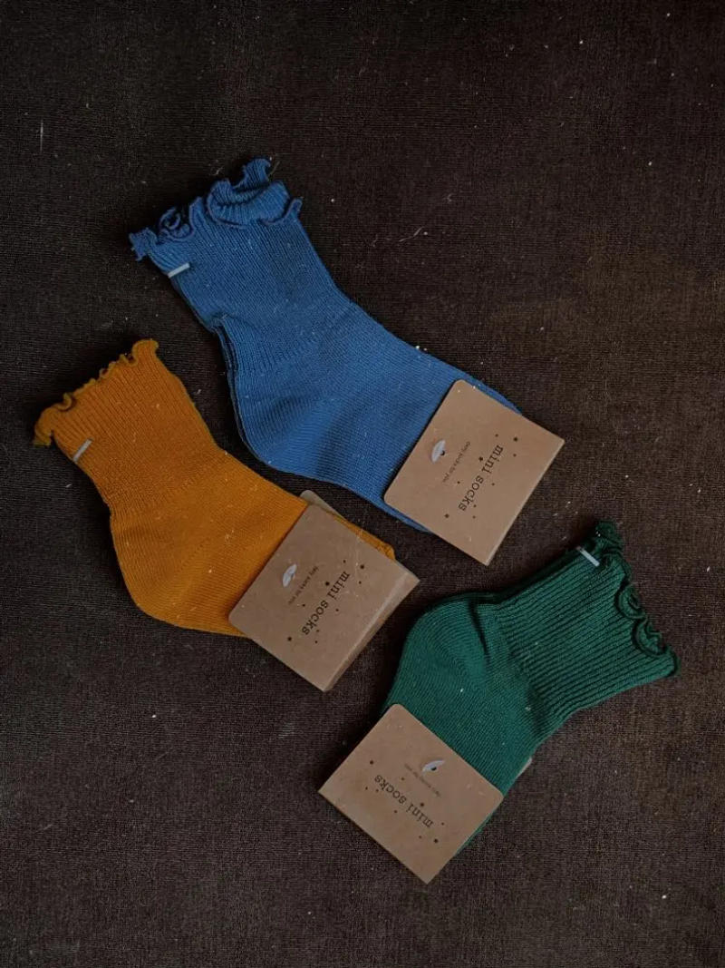 Description Picture 5 of itemHoneyCherry Adorable Solid-colored Ruffled-edge Ankle Socks for Girls Suitable for Spring and Summer Baby Girl Socks