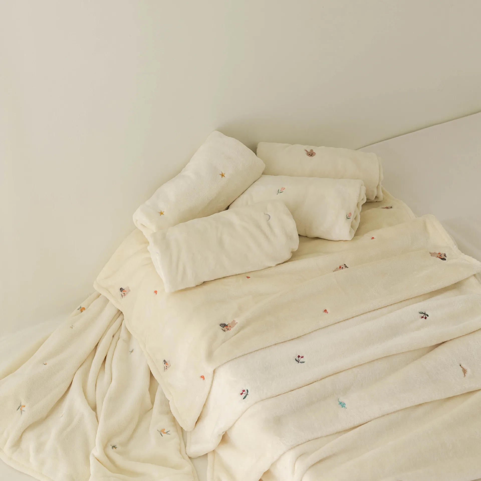 Description Picture 4 of itemFleece Baby Blanket Newborn Autumn Winter Swaddling Blankets Soft Warm Stroller Cover Bedding Bear Embroidery Babies Accessories