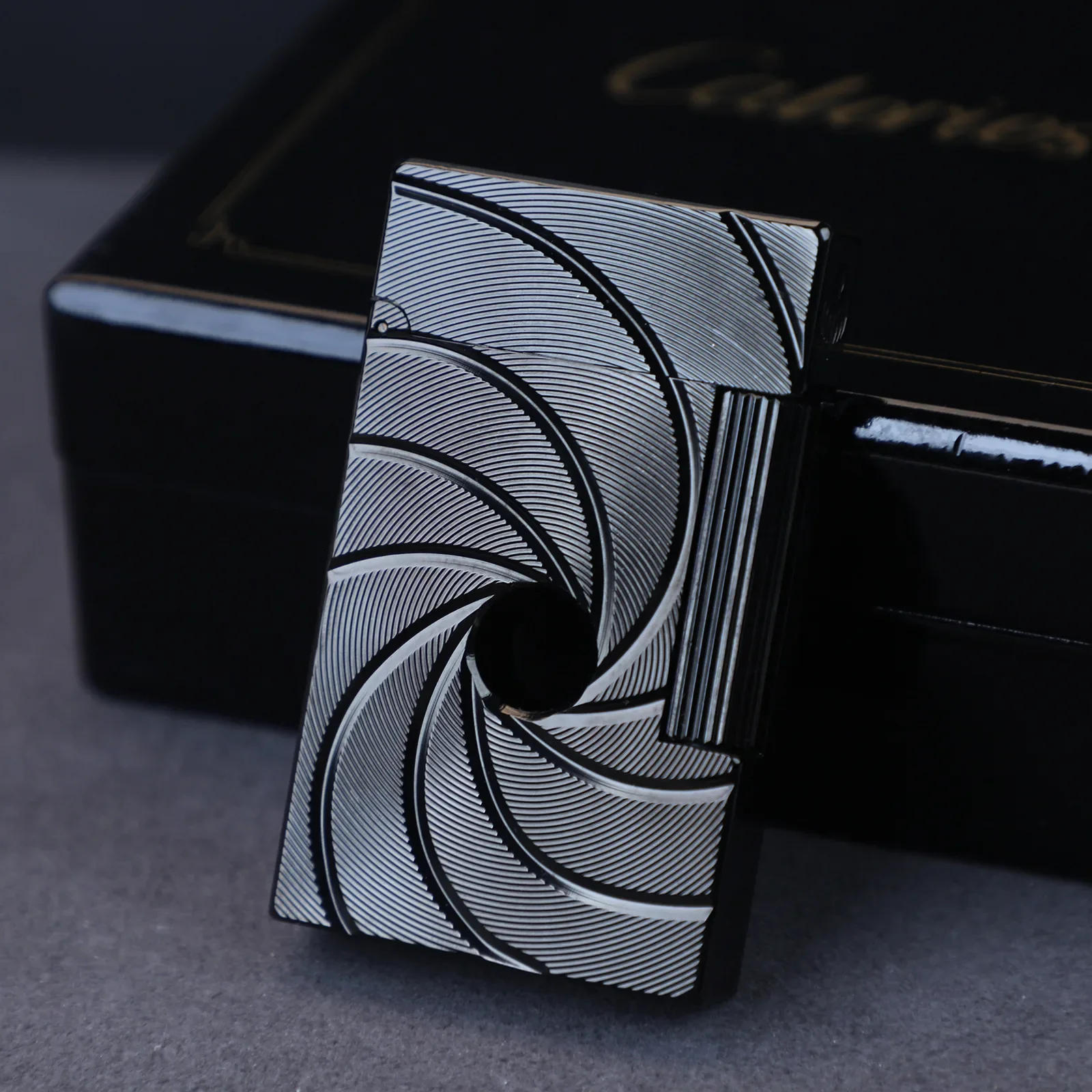 Description Picture 4 of itemNew Personality High-End Atmospheric Brass Grinding Wheel Ignition Lighter With Butane Gas Side Rub Ignition High-End Men's Gift