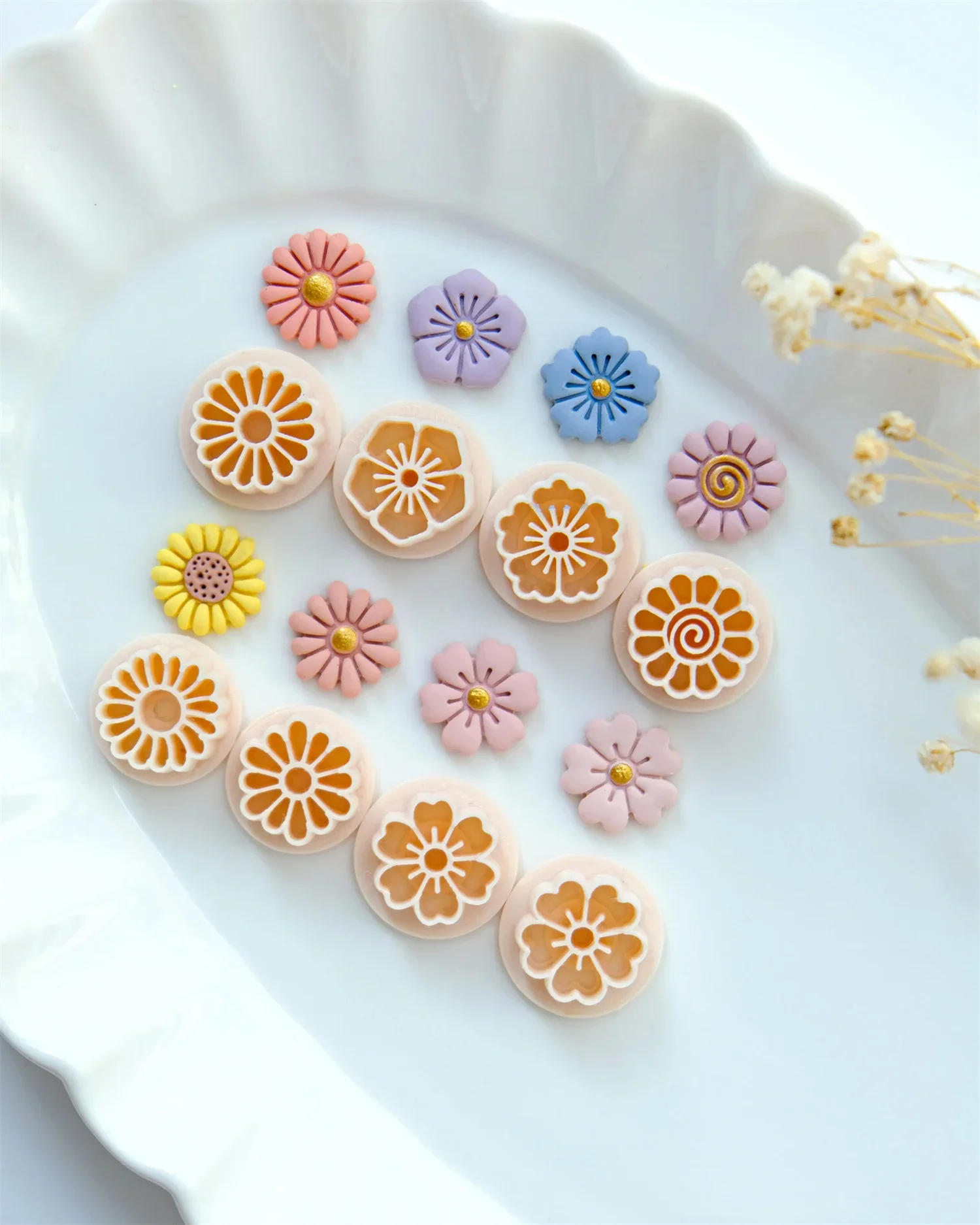 Description Picture 3 of itemDaisy Flower Earring Mold Polymer Clay Jewelry Pendants DIY Making Tools Soft Pottery Earrings Cutting Die 3D Clay Cutters