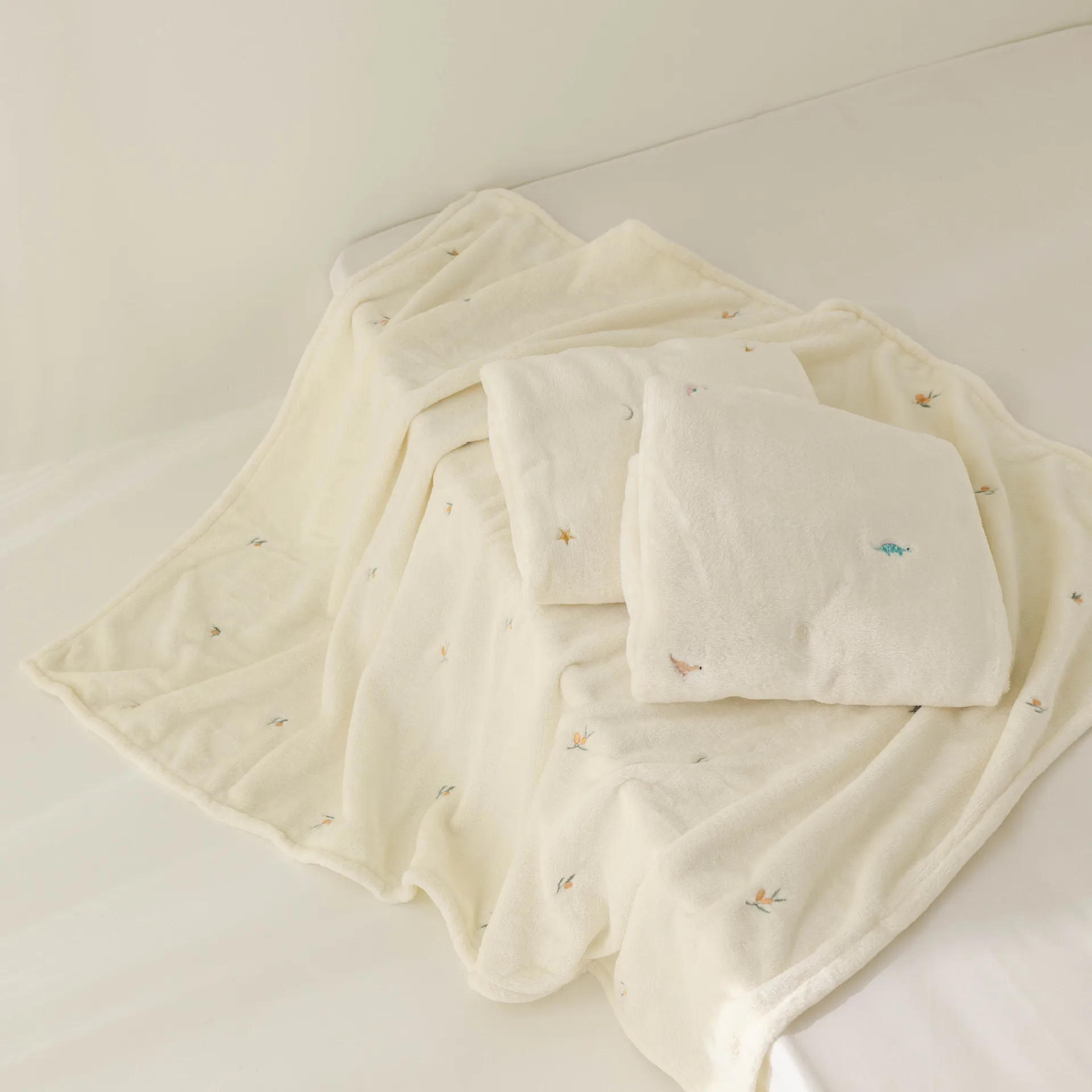 Description Picture 3 of itemFleece Baby Blanket Newborn Autumn Winter Swaddling Blankets Soft Warm Stroller Cover Bedding Bear Embroidery Babies Accessories