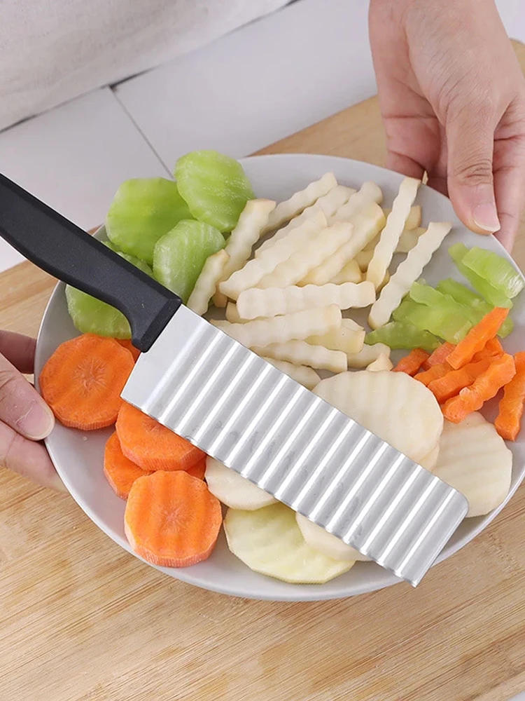 Description Picture 2 of itemFrench fries slicing knife with wooden handle, corrugated stainless steel fries cutting knife, potato slicing, corrugated cutter