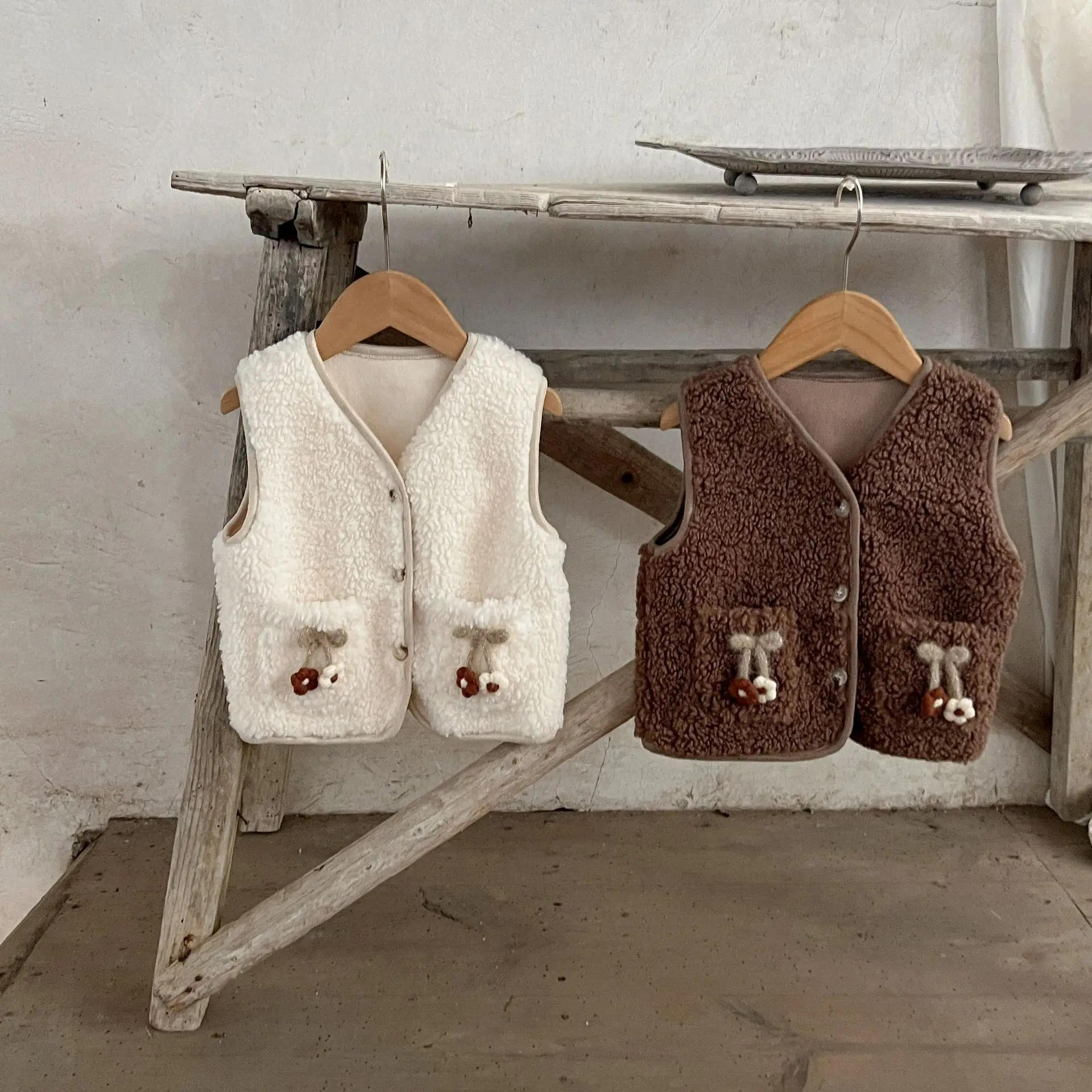 Description Picture 2 of item2025 New Baby European and American Vest Autumn and Winter Baby Cardigan Vest Baby Sleeveless Vest Coat