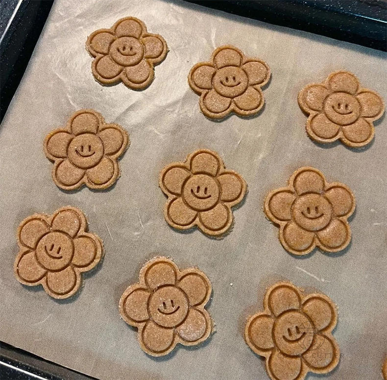 Description Picture 4 of itemCute Sunflower Cookie Cutter Plastic Biscuit Fudge Dessert Stamp DIY Fondant Cake Candy Mould Kitchen Pastry Baking Tools