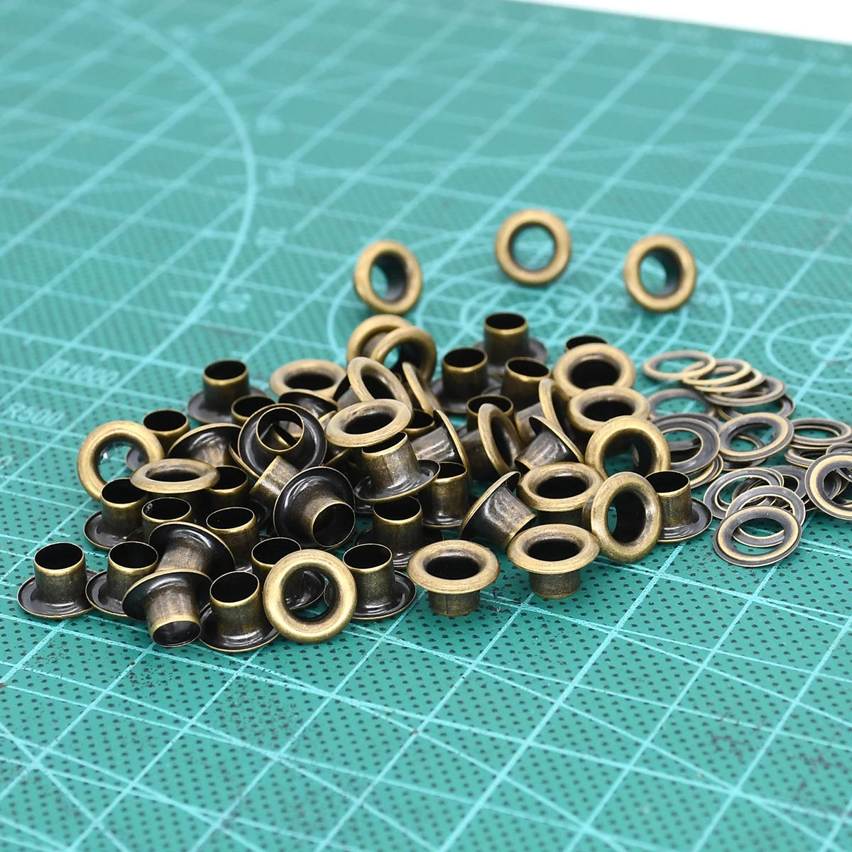 Description Picture 6 of item100sets 4.5mm Brass Eyelets Grommets with Washer for Diy Leathercraft Accessories Shoes Belt Cap Bag Tags Clothes Repair Parts