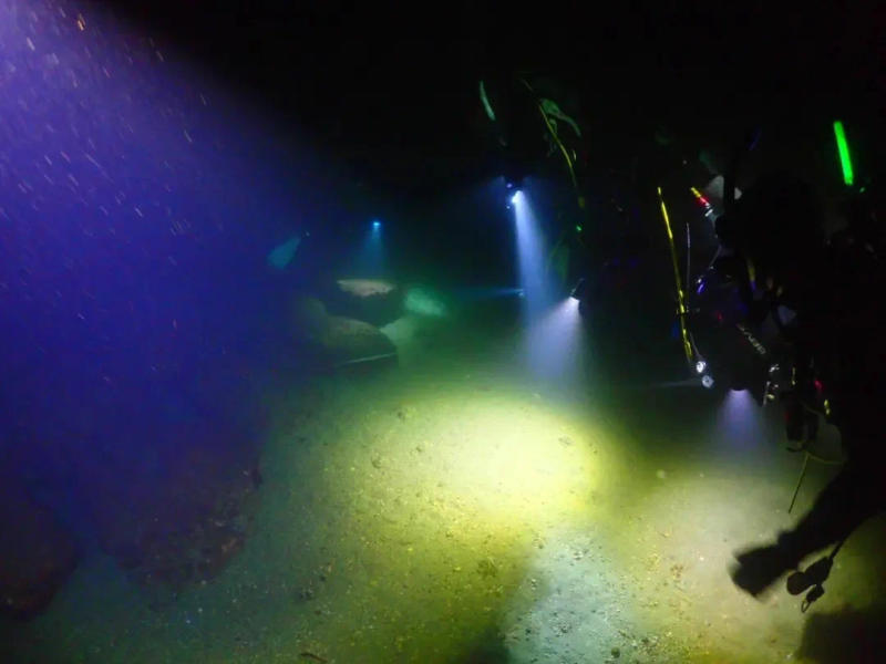 Description Picture 5 of itemZoom Diving 200M Underwater Lantern Led Rechargeable Portable Professional Underwater Lantern IPX8 Waterproof Diving Flashlight