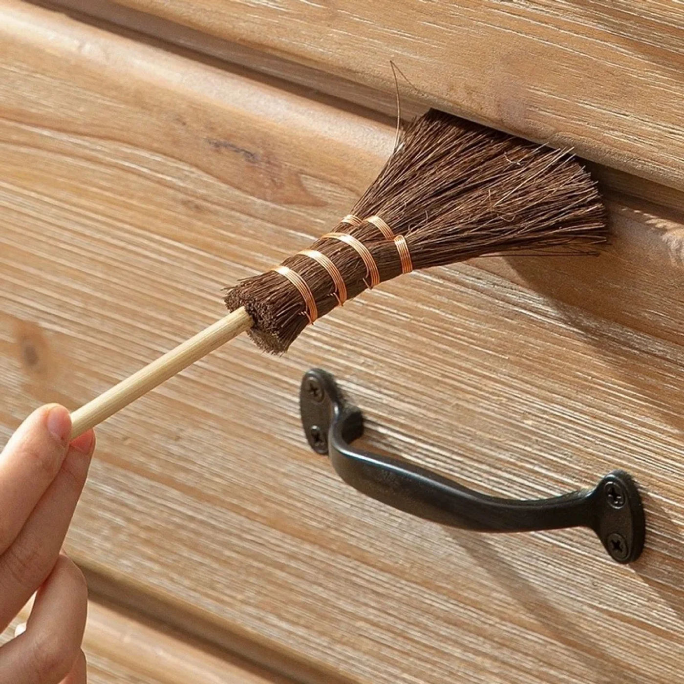 Description Picture 3 of item1-10PCS Mini Soft Hair Brooms Wood Floor Sweeping Straw Braided Keyboard Brush Witch Miniature Straw Brooms Dollhouse Decoration