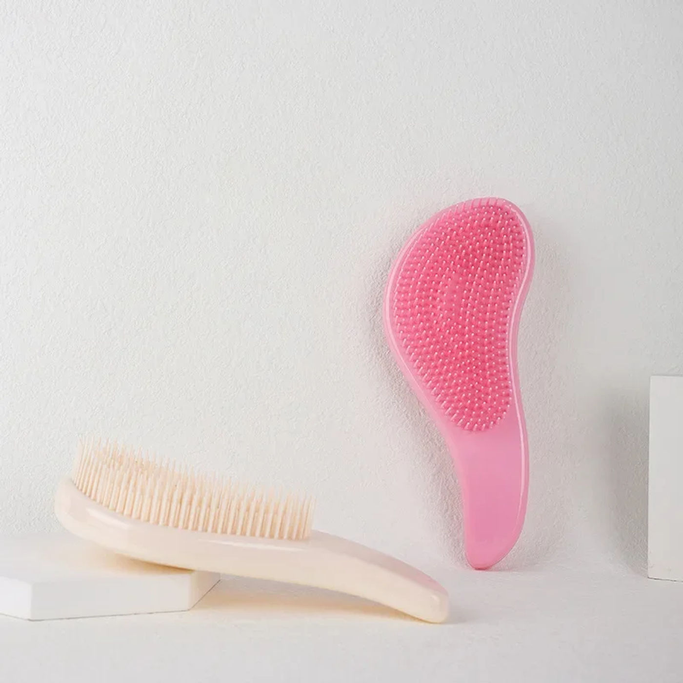 Description Picture 4 of item1pcs Handle Comb Hot Magic Anti Static Massage Hair Brush Tangle Detangle Shower Massage Comb Salon Hair Styling Tool Hairbrush