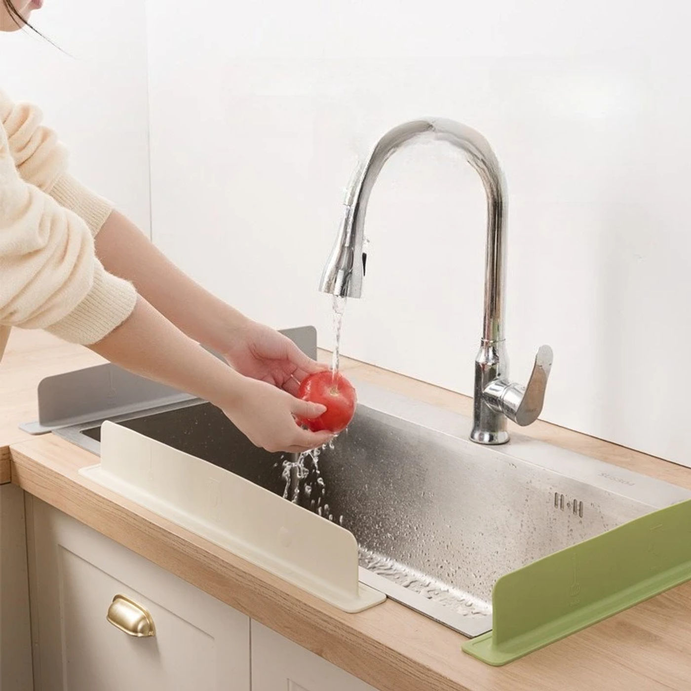 Description Picture 4 of itemSilicone Sink Splash Guard Kitchen Wash Basin Water Barrier Sink Splash Guard with Suction Cup Suitable for Laboratory Kitchen