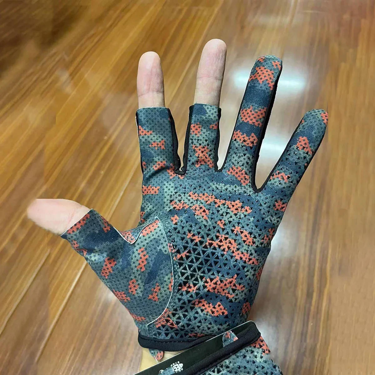 Description Picture 4 of item1 Pair Gamakatsu Fishing Gloves Breathable 3 Fingers Cut Anti Slip Sports Gloves Carp Fishing Gloves for Cycling Kayaking