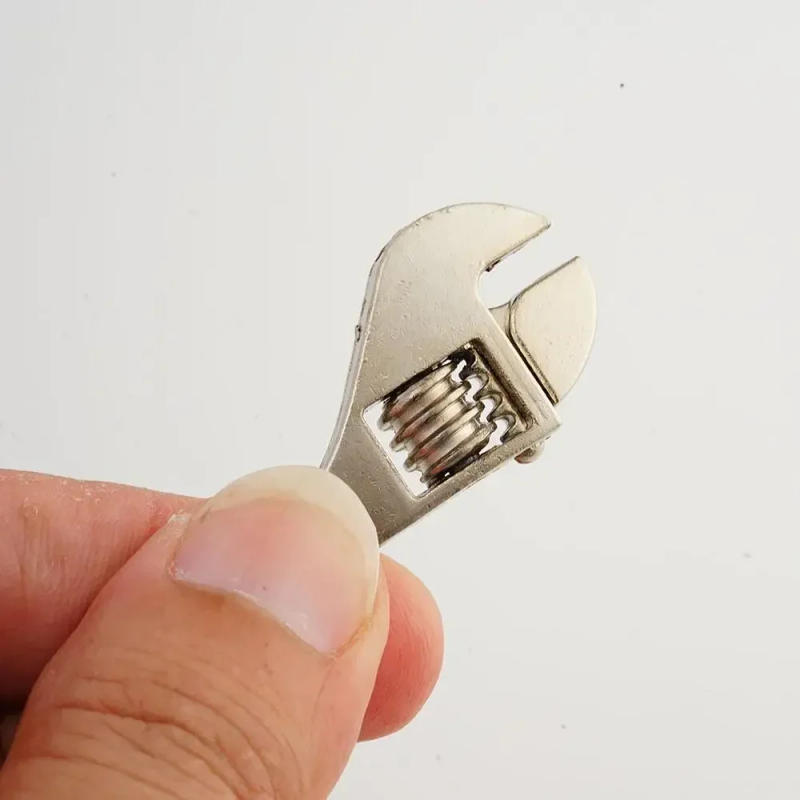 Description Picture 4 of item1PC Multifunction Mini Wrench Mini Open-end Wrench Portable Hand Tool Jaw Spanner Key Chain Shifting Spanner Tool