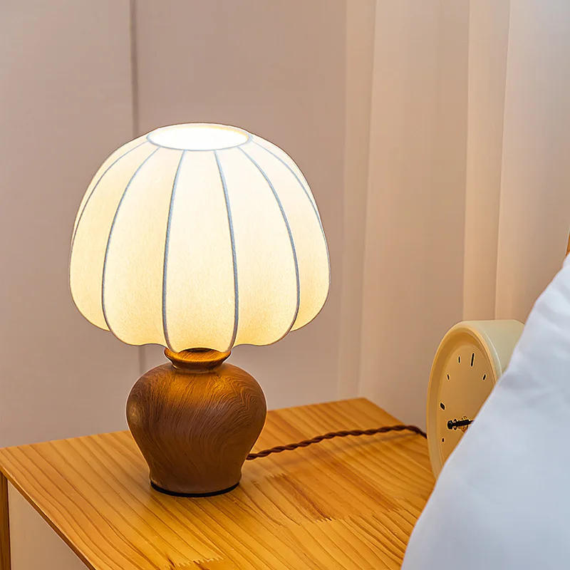 Description Picture 5 of itemAmerican Vintage Silk Table Lamp Hotel Room Exhibition Hall Room Lamp Study Creative Bedroom Decoration Wood Grain Base Bedlight