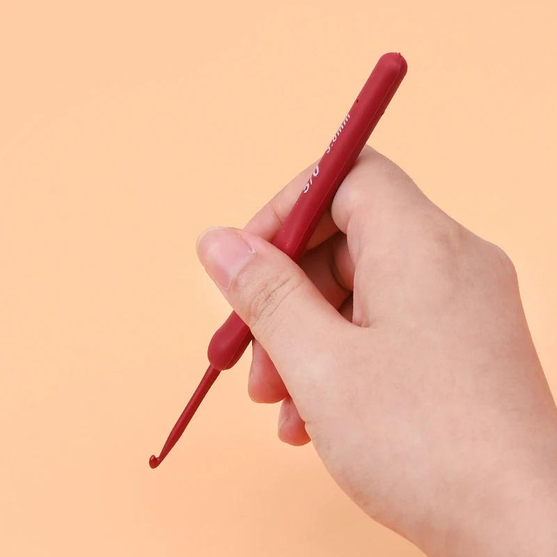 Description Picture 5 of itemRed Crochet Hooks Needle Silicone Handle Aluminum Crochet Needle Set  Knitting Needles DIY Sweater Weave Sewing Knitting Tool