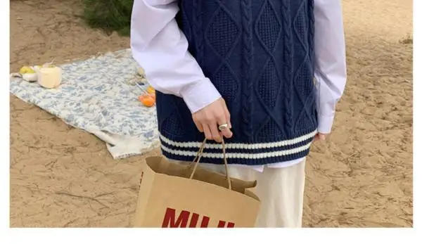 Description Picture 6 of item2023 Autumn Winter Men's Sleeveless Man Vest Warm Jumper Knitted Waistcoats Casual Men Pullovers Sweater Vest Clothing C60